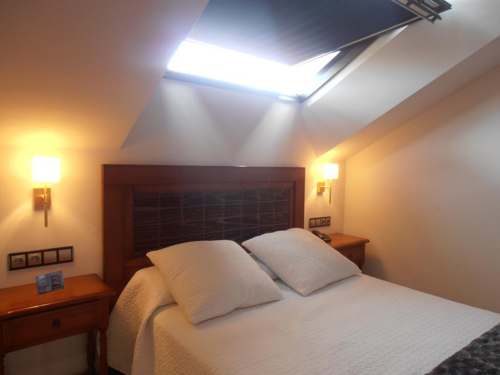 Hotel Cristina Noreña Quarto foto
